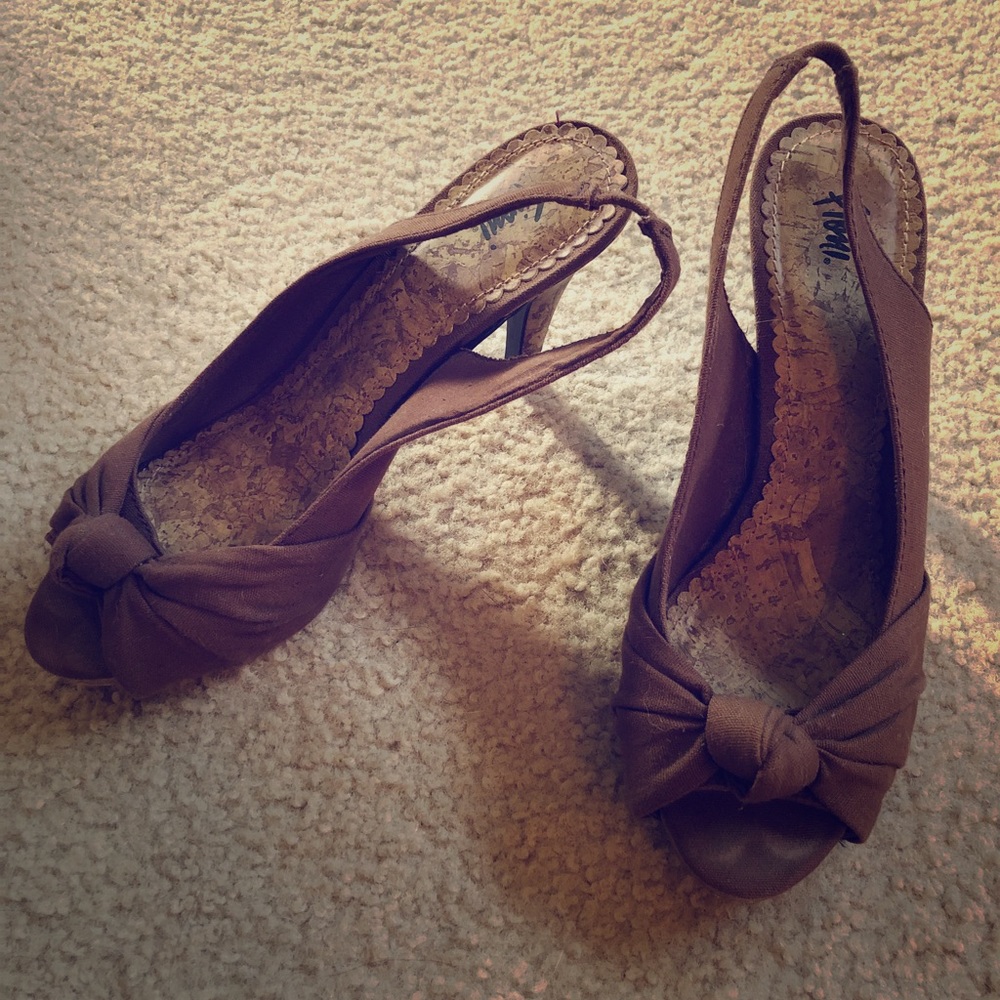 Fioni 7.5 strappy heel
